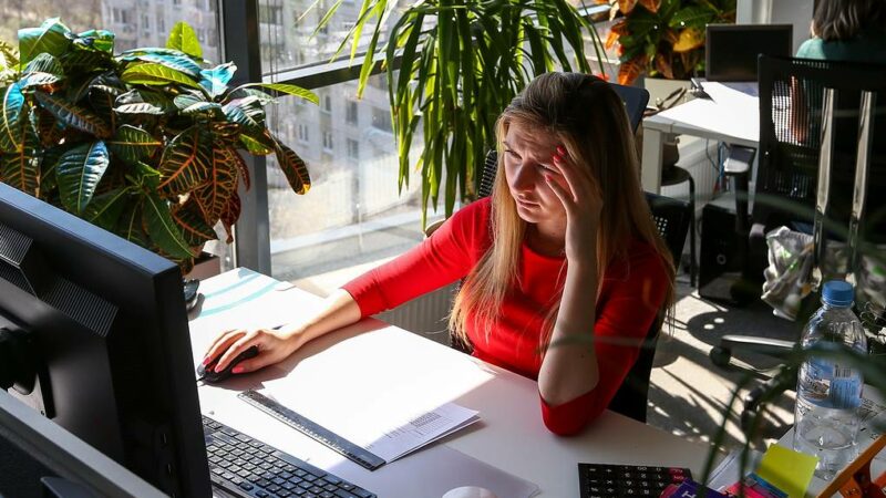 Опрос: более 60% компаний России отпускает болеющих сотрудников без больничного