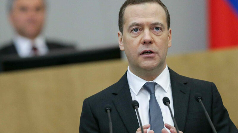 Медведев поручил минтруду оценить возможность сокращения рабочей недели